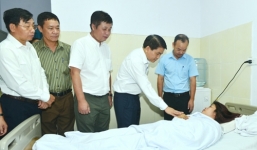 Chủ tịch Nguyễn Đức Chung thăm hỏi nữ lao công bị hành hung